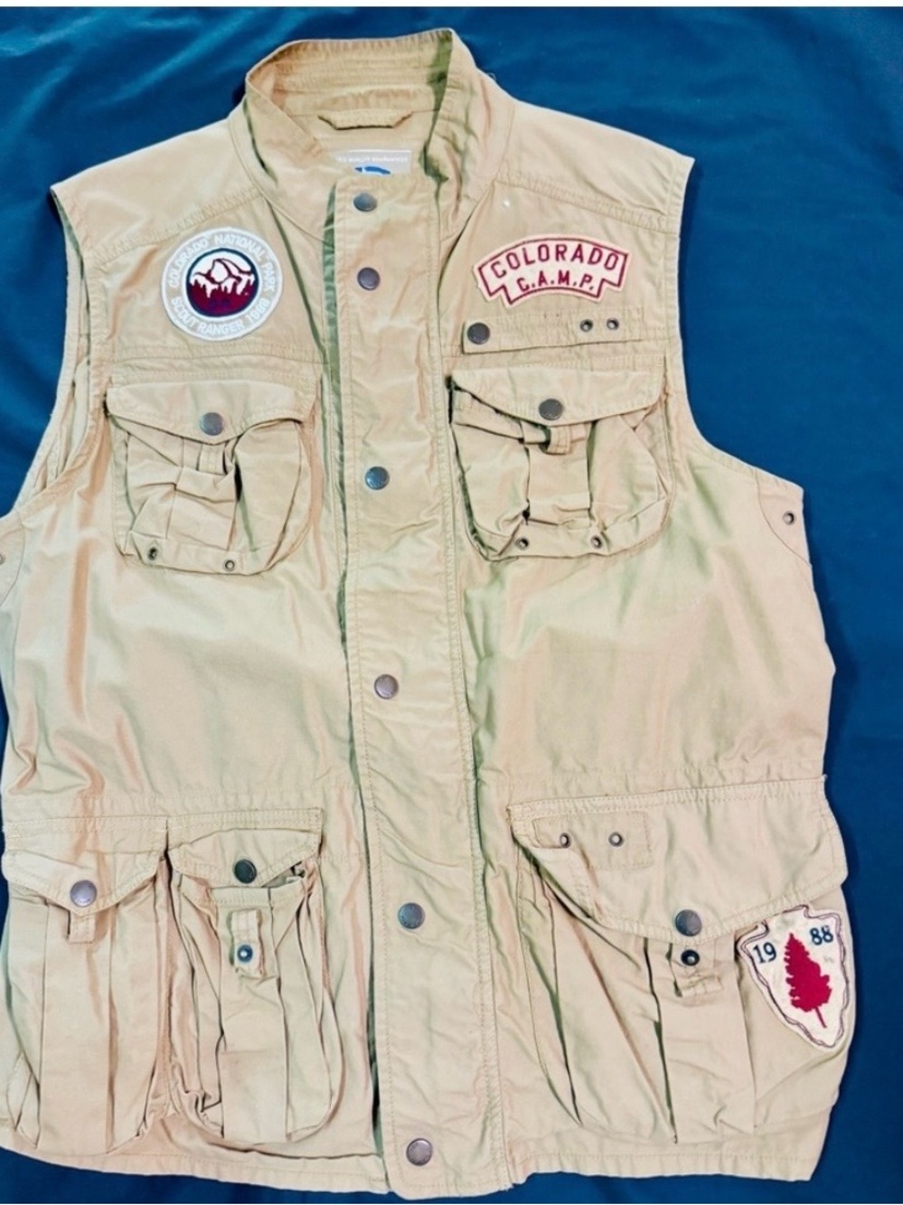Colorado Khaki Outdoor Utility Vest with Adventure Patches – Rugged Layering Sty